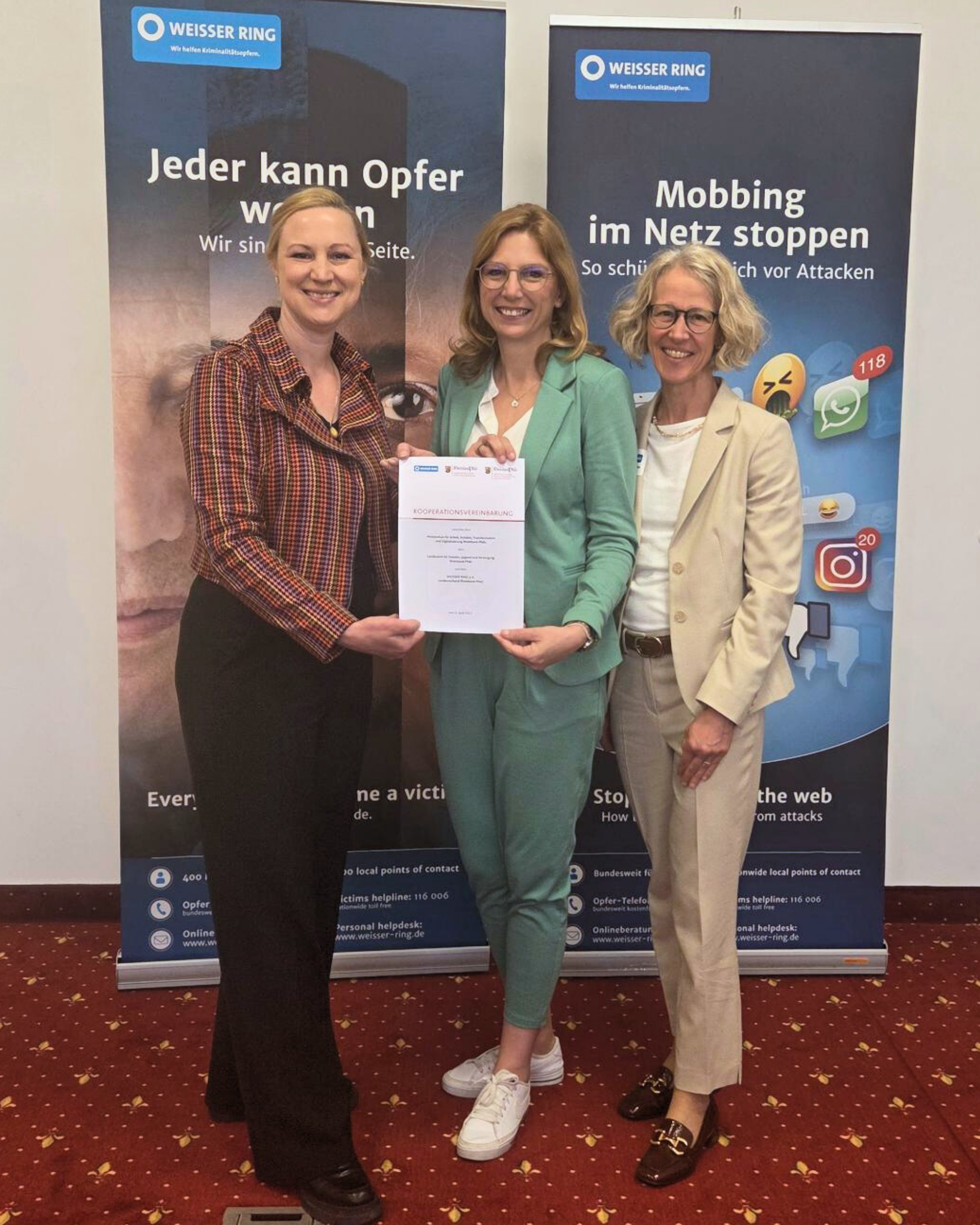 Dörte Schall, Sabine Bätzing-Lichtenthäler und Heike Gorißen-Syrbe präsentieren die unterzeichnete Kooperationsvereinbarung