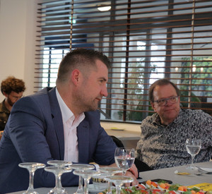 Staatssekretär Fedor Ruhose und Landesbehindertenbeauftragter Matthias Rösch im Gespräch beim Besuch von Inklusionsbetrieb Hotel INNdependence in Mainz