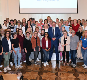 Gruppenfoto Jubiläumsveranstaltung Gemeindeschwesterplus mit Ministerpräsident Alexander Schweitzer und Sozialministerin Dörte Schall