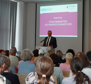 Minister Schweitzer begrüßt das Publikum zum Fachtag Einsamkeit 