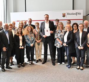 Gruppenfoto von der Unterzeichnung der Landesrahmenvereinbarung