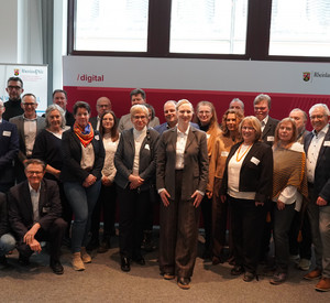 Gruppenfoto der Unterzeichnung der Kooperationsvereinbarung WohnPunkt RLP