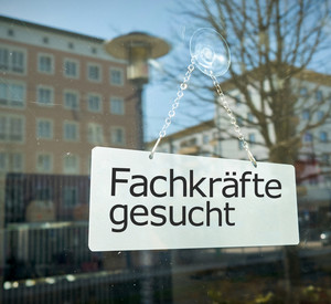 Schild in Fester mit Aufschrift Fachkräfte gesucht