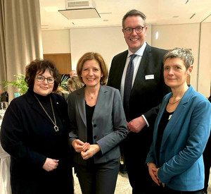 Ministerpräsidentin Malu Dreyer, Sozialminister Alexander Schweitzer, die LIGA-Vorsitzende Regine Schuster und ihre Stellvertreterin Anke Marzi.