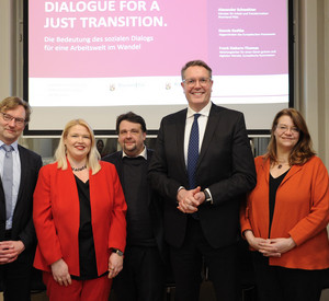Gruppenfoto der Speaker bei der Veranstaltung "Social Dialogue for a Just Transition"