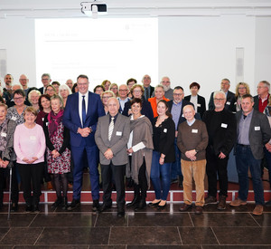 Gruppenfoto Minister mit Preisträgern des Jubiläumswettbewerbes "Kleine Idee - große Wirkung"