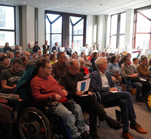 Ausstellungseröffnung Menschen mit Behinderungen malen 