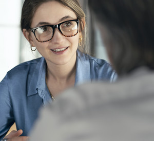 Eine Frau berät eine Person.