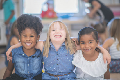 Drei sich umarmende Kinder