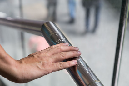 Geländer mit Brailleschrift