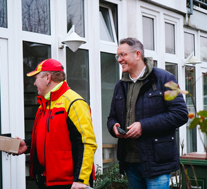 Minister Schweitzer auf Zustelltour mit einem Paketboten der DHL 