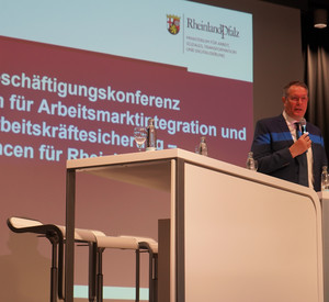 Minister Schweitzer auf dem Podium