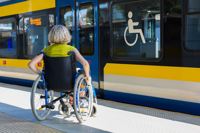 Frau im Rollstuhl am Bahnsteig