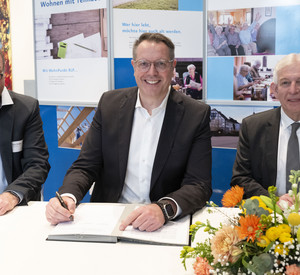 Minister Schweitzer signiert ein Dokument